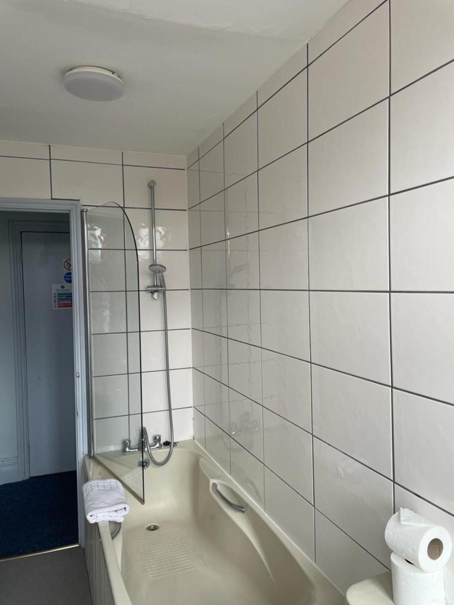 Oyo No 3 Otel Bath Dış mekan fotoğraf