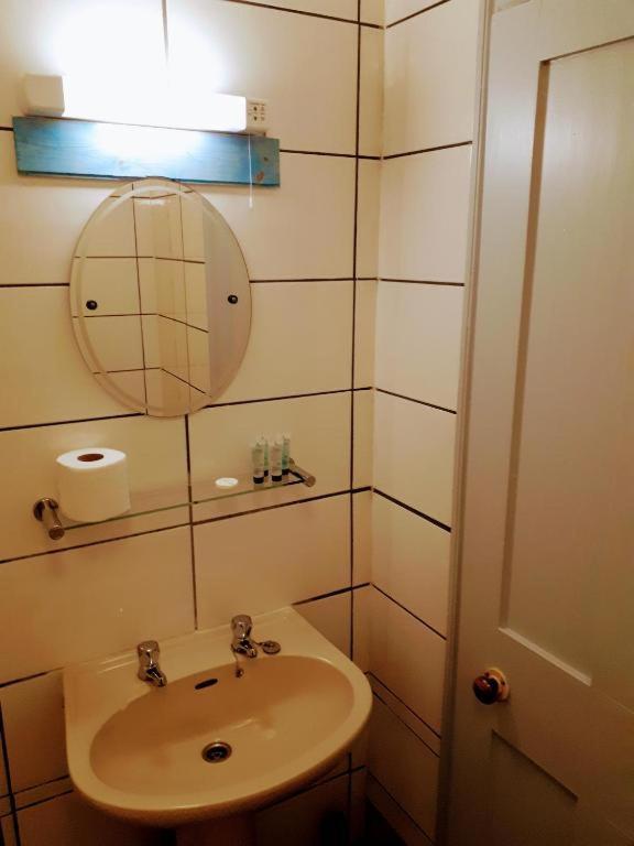 Oyo No 3 Otel Bath Dış mekan fotoğraf